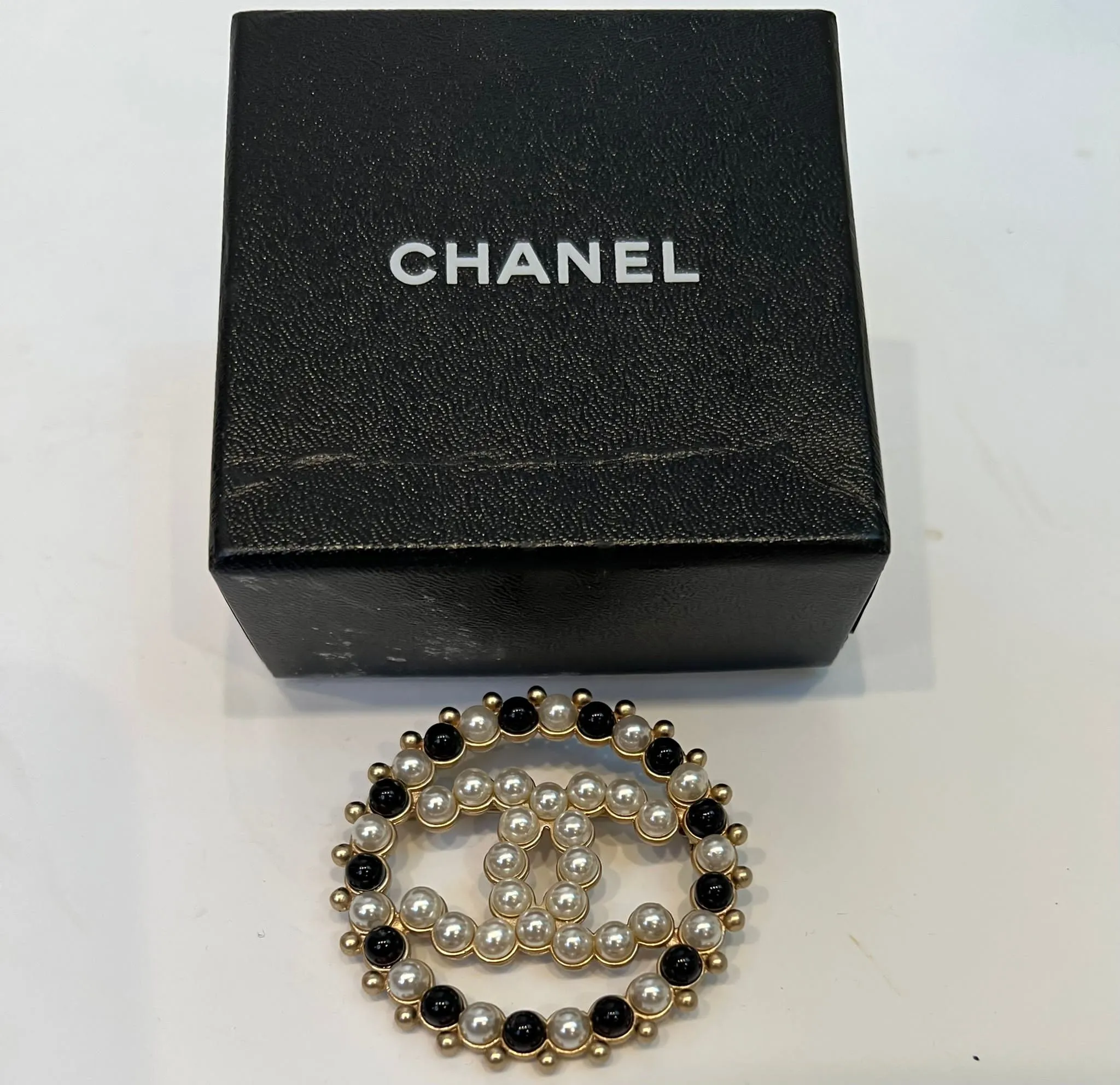 Chanel 18P 2018 Spring Large Round CC Pearl Black and White Gold Pin Brooch